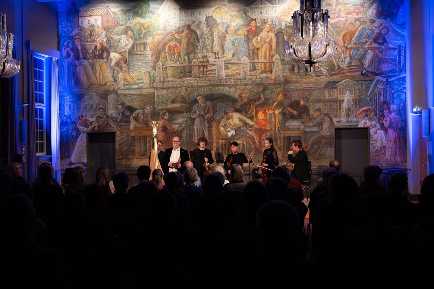 Not only behind the scenes!
Our producer Urban Wedin joins us on stage as récitant in André Caplet’s Conte fantastique — a dark and vivid musical story you don’t want to miss 👀